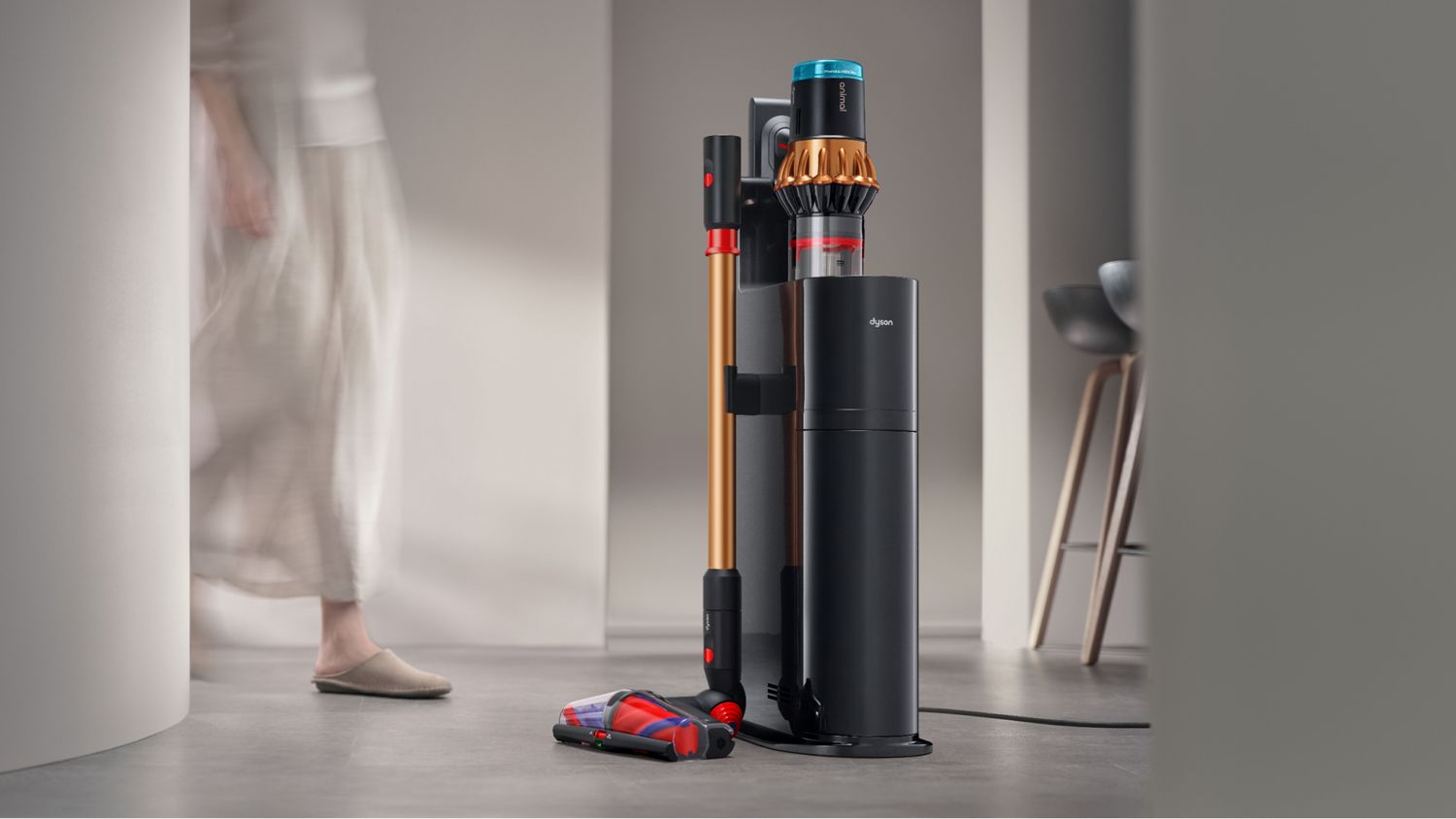 תחנת עגינה וטעינה של Dyson V16 Piston Animal בפרוזדור הבית